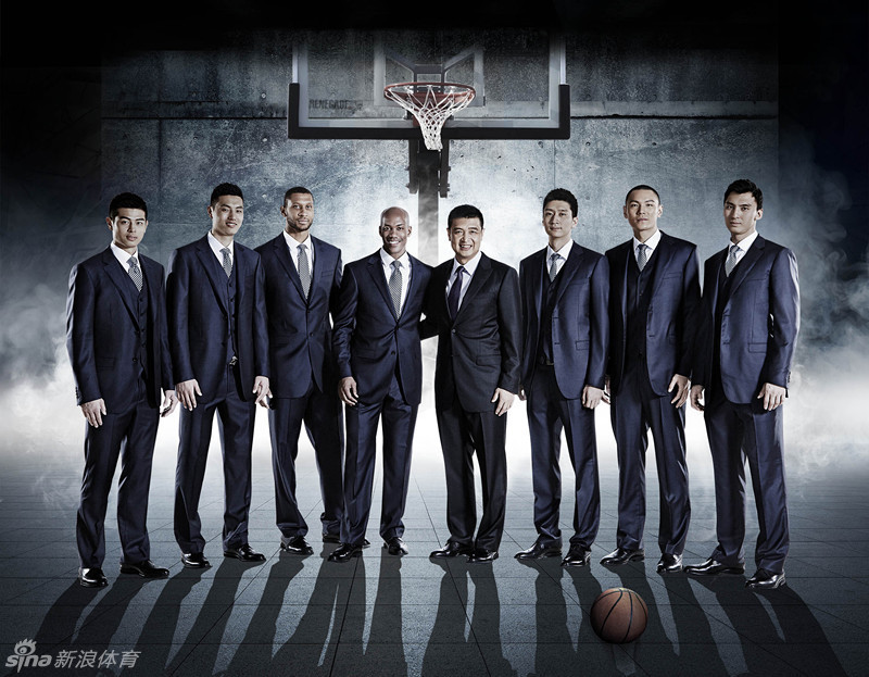 翟晓川整理袖口的瞬间被抓拍，立体的剪裁勾勒出他宽厚的肩膀，年轻的面庞在黑白光影中显得格外俊朗，青春的气息与西装的稳重完美融合。