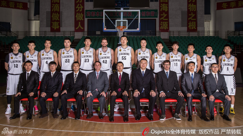 辽宁男篮官方写真 控卫双子星亮相_高清图集_新浪网
