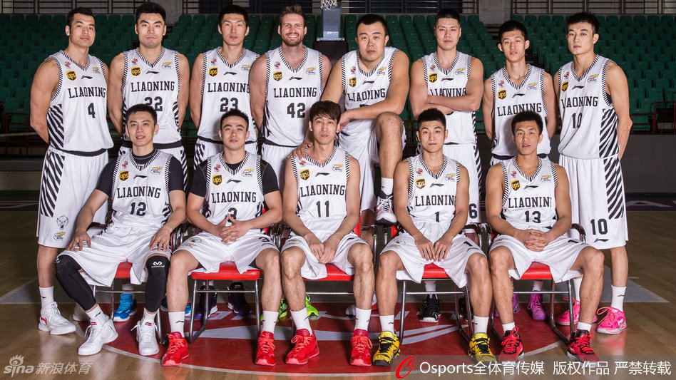深蓝色战袍加身，辽宁男篮全体将士在镜头前凝神静气，这是一张写满坚毅与渴望的全家福，新赛季的野心在此刻定格。