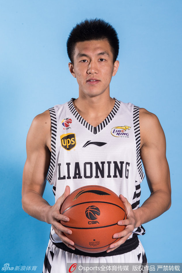 韩德君在浙江队内线完成了一次势大力沉的双手灌篮，他庞大的身躯在空中完全舒展，这一记重扣不仅点燃了替补席，更展示了