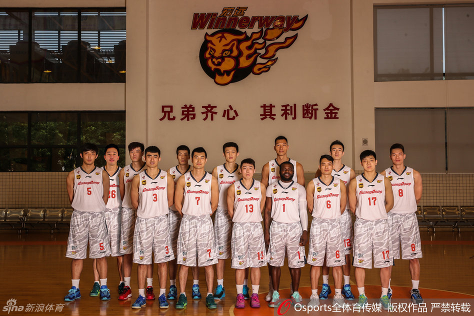 广东宏远全队神情肃穆地围拢在一起，拍摄2014-2015赛季全家福，展现了华南虎在赛季初的雄心与凝聚力。
