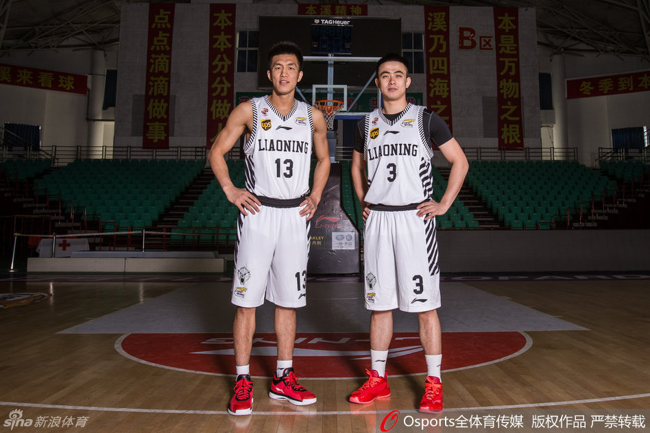 面对北京队的严密防守，郭艾伦持球强行突破，他身形如电，在两名防守球员的夹缝中寻找着上篮的机会，这一瞬间正是他整个赛季敢打敢拼的缩影。