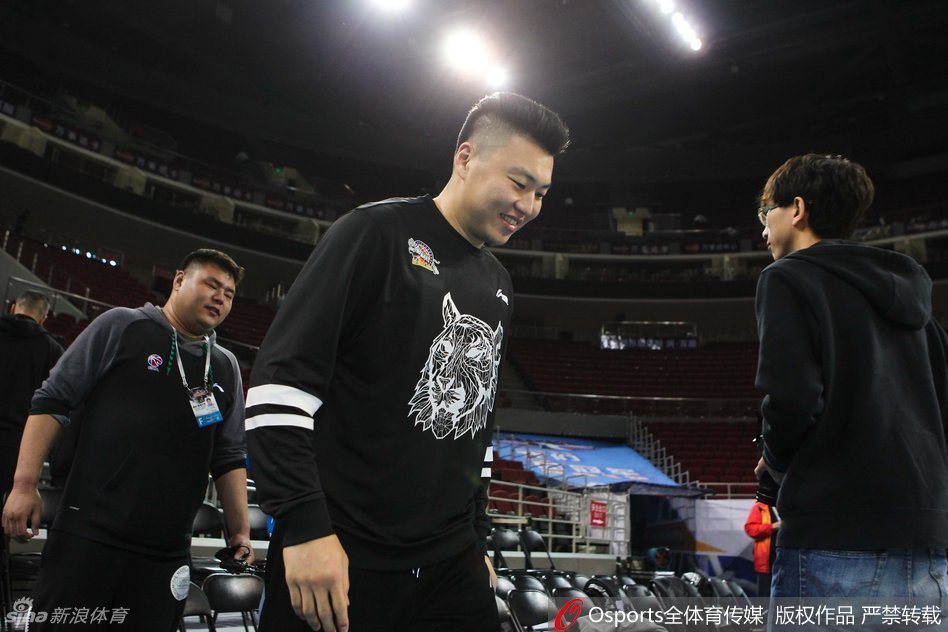 身披新疆队战袍的李根在五棵松球馆的地板上专注练习投篮，每一个出手动作都透着对这块场地的熟悉与陌生交织的复杂情感。