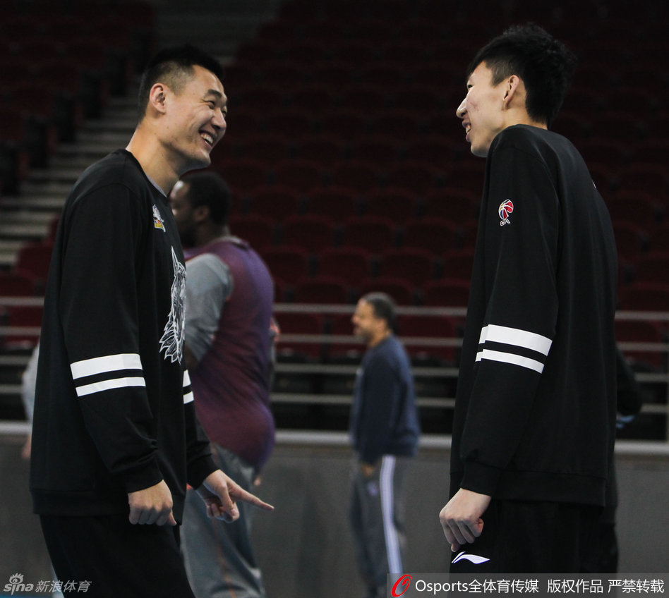 周琦在篮下进行着严苛的防守训练，他高高跃起，用长臂封堵投篮，如同大魔王般守护着新疆队的禁区领空。