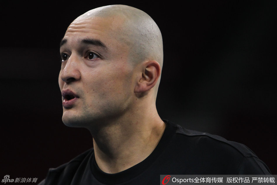 西热力江以醒目的光头造型亮相训练场，场边的他目光深邃，陷入沉思，仿佛在提前构思着揭幕战上的每一次防守与奔跑。