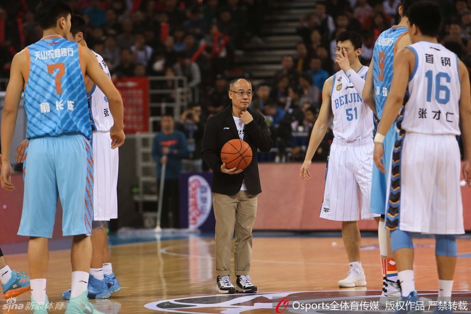 篮坛名宿李宁亲自为新赛季抛球，橙色的篮球在聚光灯下划出弧线，宣告着CBA战火重燃的庄严时刻。