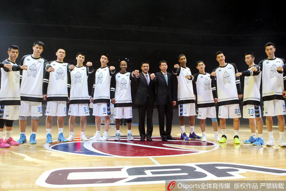 在五棵松体育馆璀璨的灯光下，北京首钢男篮主教练闵鹿蕾手捧总冠军戒指，向全场球迷展示，脸上洋溢着自豪与喜悦的笑容。