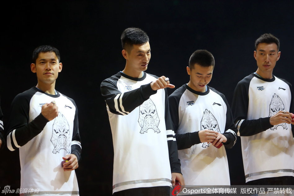 赛场上，新疆队外援布莱切持球进攻，面对北京队的严密防守，他展现出了强大的个人能力，为球队的胜利奠定了坚实基础。