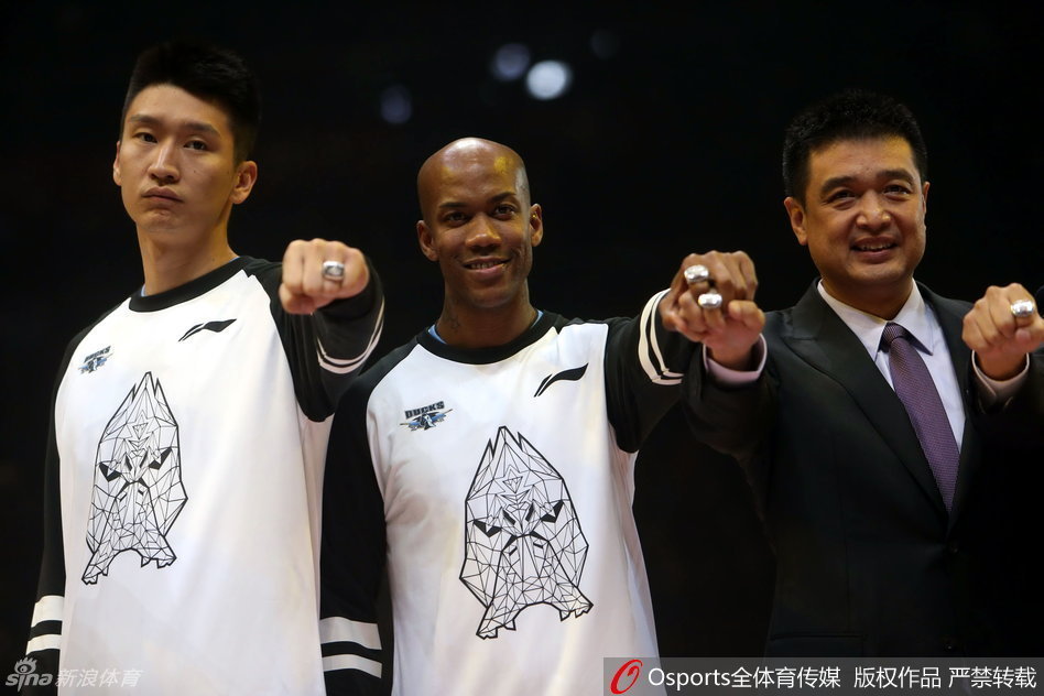 北京队核心外援马布里在比赛中运球突破，虽然身经百战，但面对新疆队的严密包夹，他依然拼尽全力，眼神中透露出不服输的斗志。