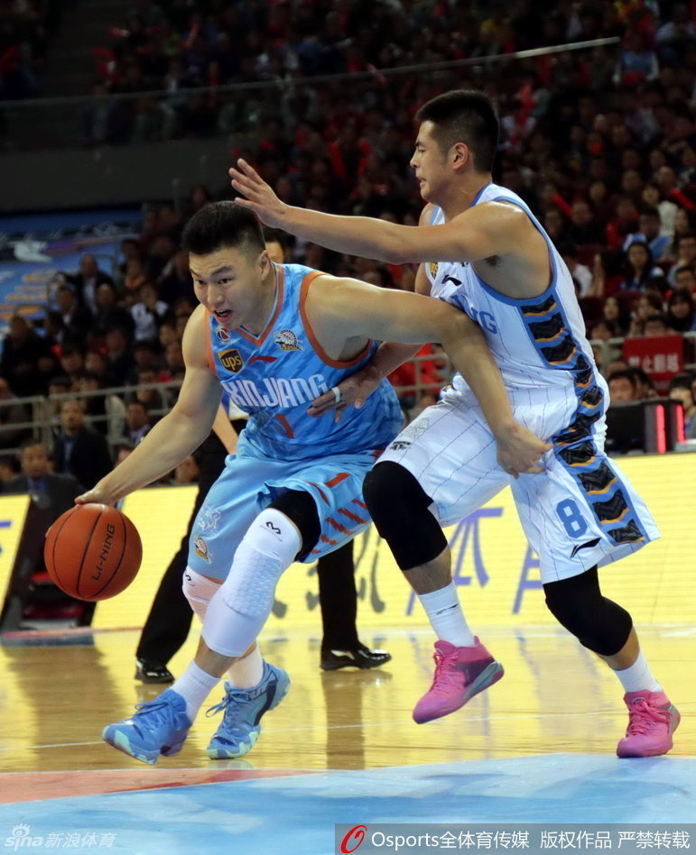 方硕空中拉杆躲过封盖，身体折叠如弓，将篮球轻柔地送入网窝，展现出国产后卫的灵动与技巧。