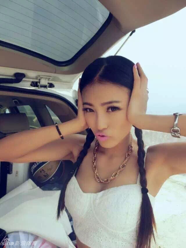 李晓涵身材高挑纤细，身着运动背心，展现出长期自律练就的完美身形