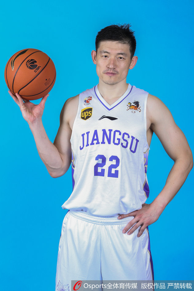 全队成员在球场中央的大合影，教练组与球员们肩并肩站在一起，背景是宏大的体育场，这张合影定格了2015赛季江苏肯帝亚的完整全家福。