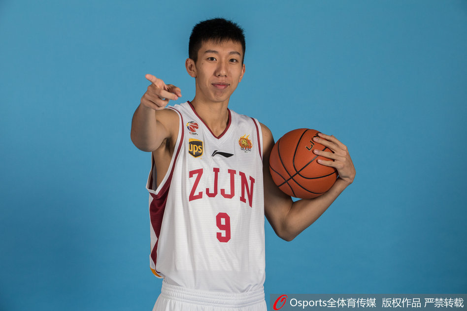 镜头下主帅丁伟与儿子丁皓然同框，父亲的眼中满是期许与严厉，儿子则站姿挺拔，流露出继承父辈荣光的坚定。