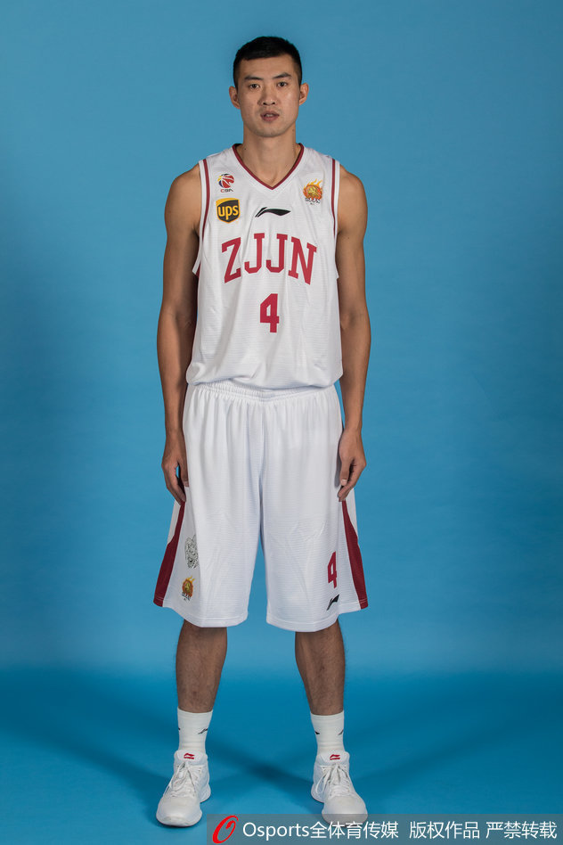 年轻的本土核心吴前在赛场上冷静出手，他那略显稚嫩却异常坚定的脸庞，预示着未来浙江篮球领袖的雏形。