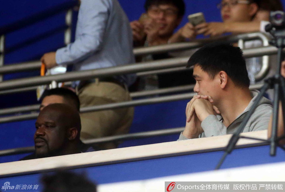 八一队后卫韩硕在对方严密防守下强行突破，他眼神凌厉，身体在空中舒展开来，皮球即将离手，整个画面充满了竞技体育特有的张力与速度感。