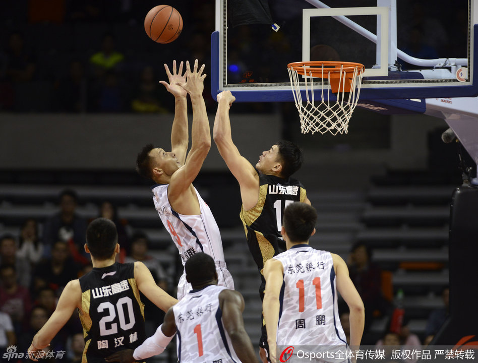 山东队球员陶汉林在防守中看准时机，腾空而起送给对手一记结实的盖帽，皮球被直接扇出界外，展现了其内线防守悍将的本色。
