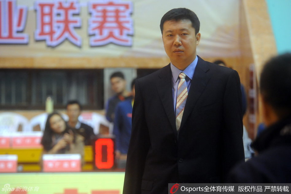 灯光璀璨的雅戈尔体育馆内，王治郅在数万球迷的注视下，单手举起属于自己的体育道德风尚奖奖杯，这一刻他就是这片球场上唯一的王者。