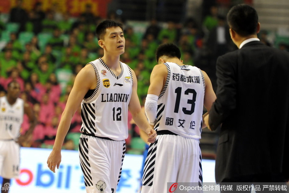 郭艾伦如尖刀般杀入敌阵，在对抗中失去重心前，用一记犀利的突破上篮将球送入篮网，防守球员只能望球兴叹。