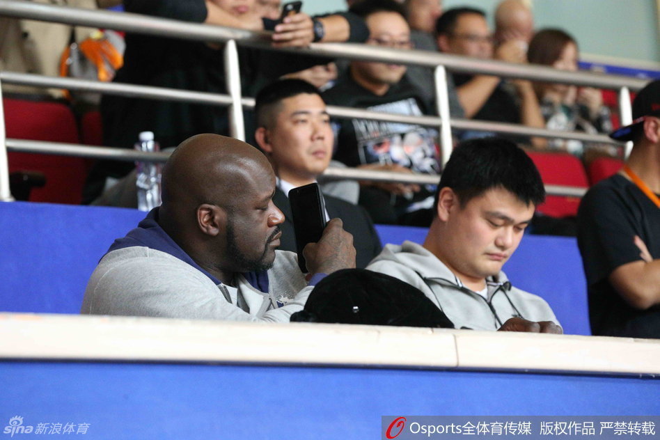姚明在场边神情专注地观看着比赛，或许是在为球队的某个回合感到惋惜，他眉头微蹙，一副‘好严肃’的老板模样，完全沉浸在了激烈的战局之中。