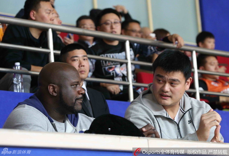 在比赛的某个间隙，姚明与奥尼尔相视一笑，眼神中流露出对彼此的理解和对比赛共同的热爱，仿佛在互相鼓劲，一切尽在不言中。