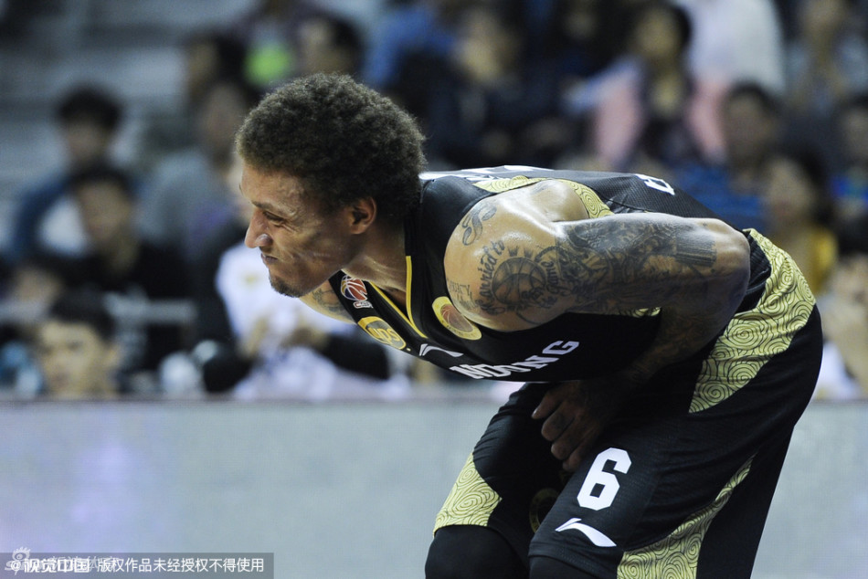 迈克尔·比斯利在拼抢中要害部位受到撞击，瞬间表情扭曲，痛苦倒地，队友和对手纷纷举手示意，场面一度紧张。