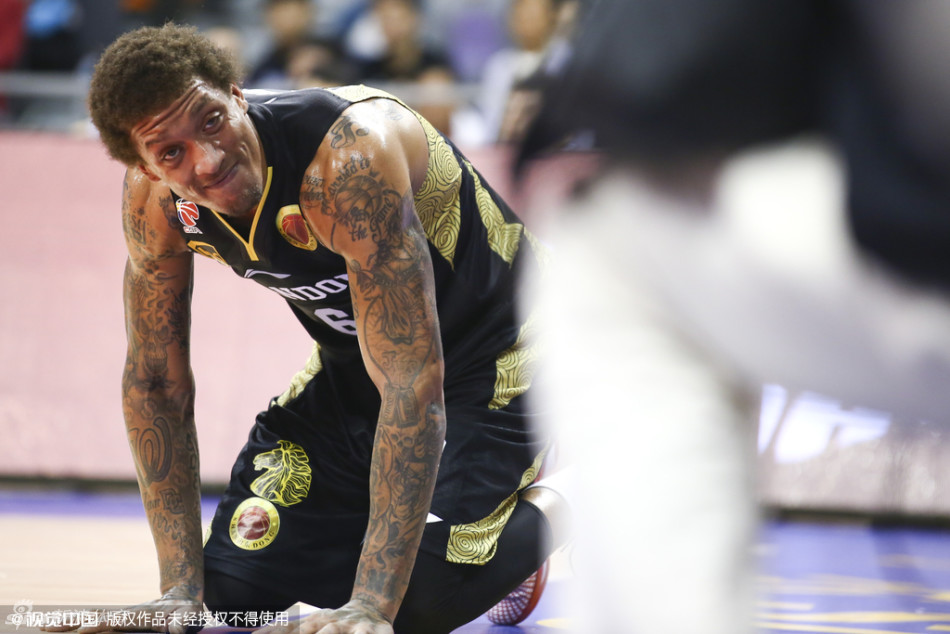 广东宏远核心易建联在山东内线陶汉林的严密防守下，利用脚步晃动获得空间，高高跃起准备上篮，陶汉林则全力起跳进行封堵。