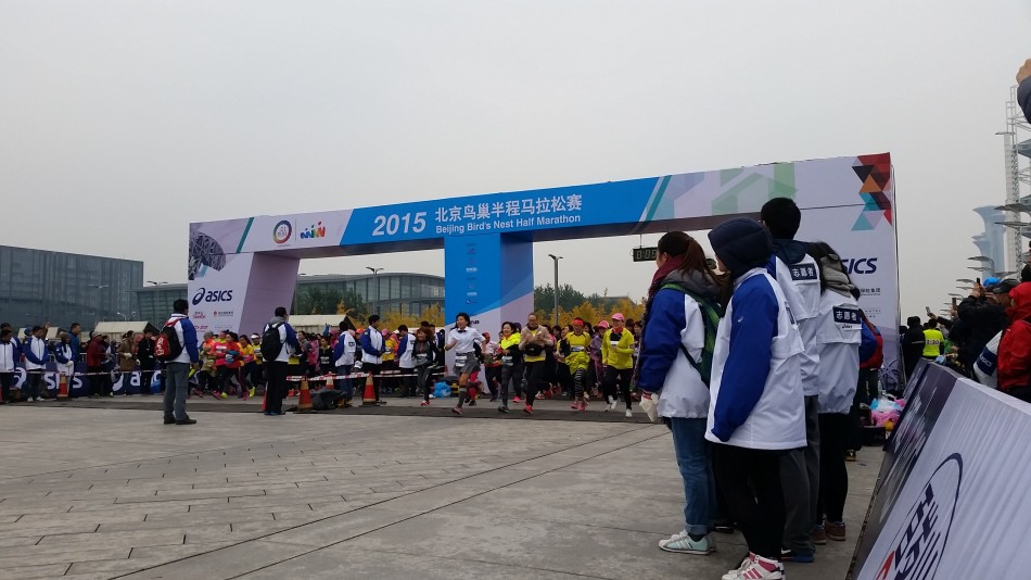 11月8日，2015首届北京鸟巢半程马拉松赛如约而至。
