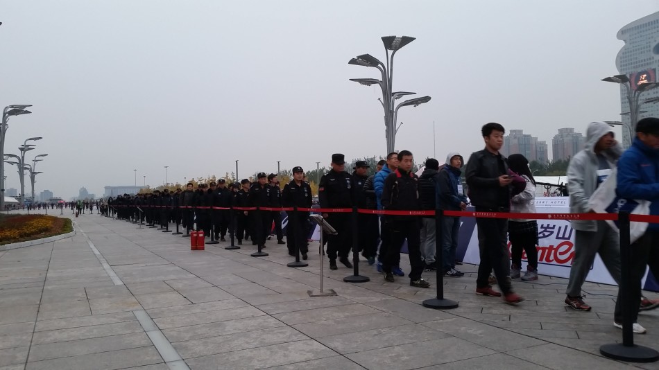 11月8日，2015首届北京鸟巢半程马拉松赛如约而至。