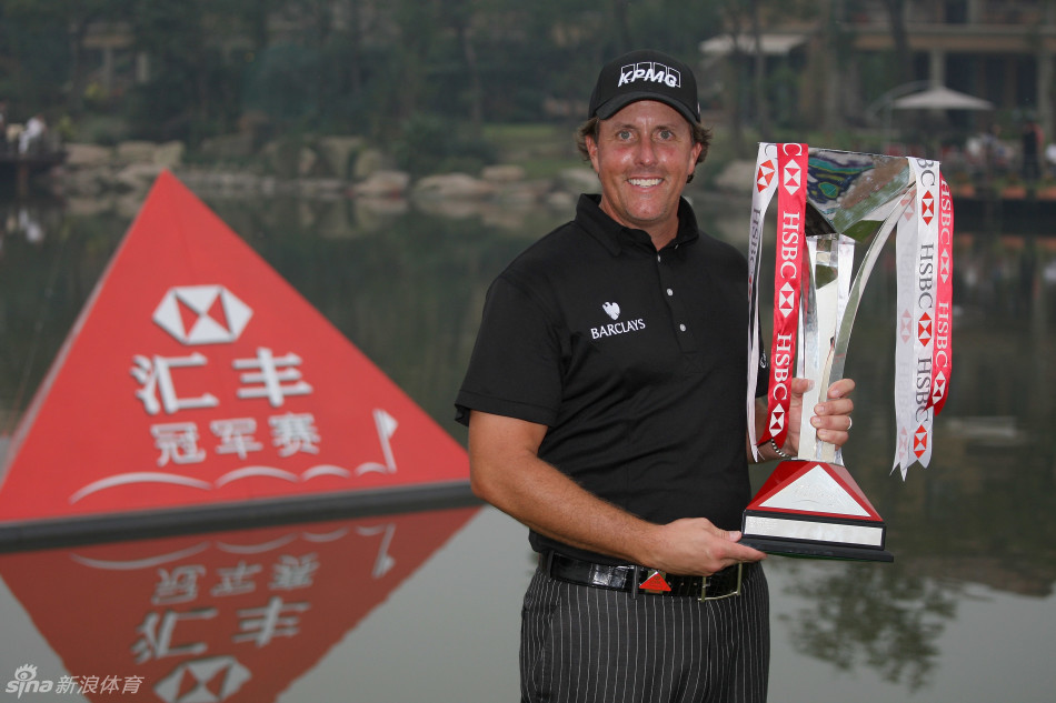 巴巴·沃森在延长赛推入致胜长推后,激动地半蹲在地,紧握的双拳和沙哑的呐喊诉说着一切。