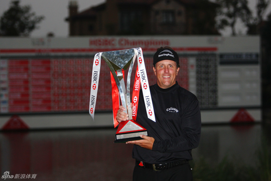 加西亚在比赛中奋力挥杆,身体充分扭转,整套动作充满力量感与雕塑般的美感。