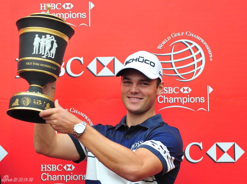 意大利名将莫利纳利在获胜后,与奖杯并肩而立,脸上洋溢着谦和而满足的胜利笑容。