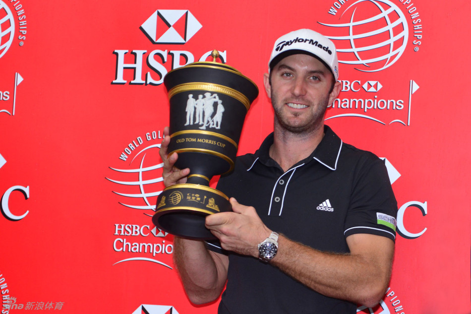 左手怪杰米克尔森露出标志性的迷人微笑,他正举起冠军奖杯,向周围欢呼的观众致意。