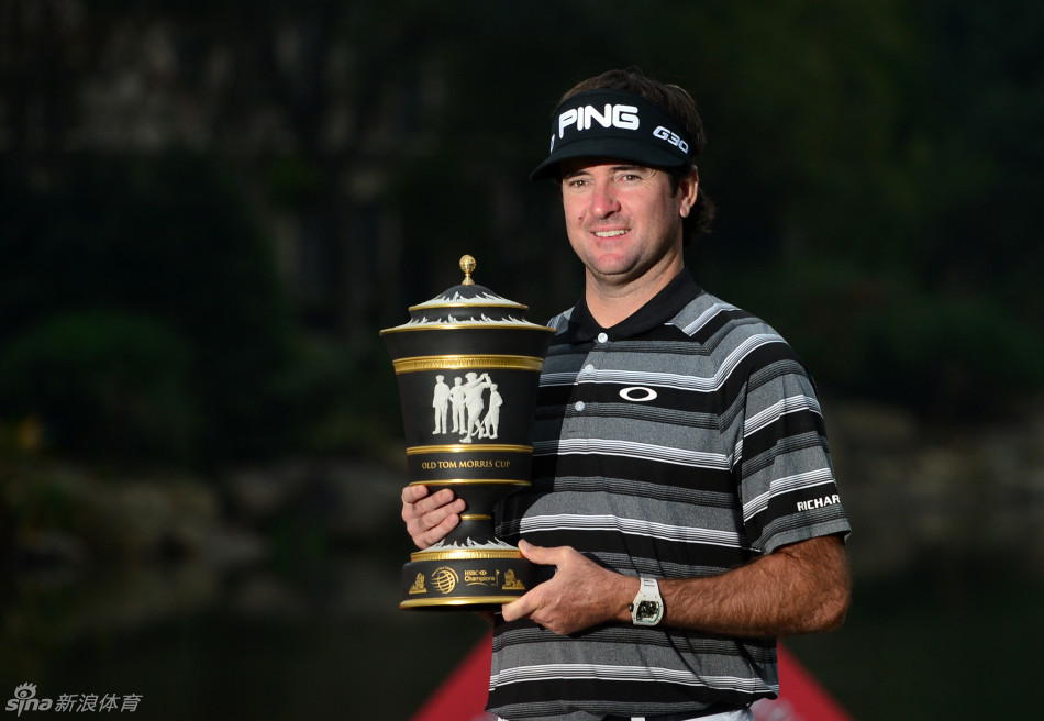 西班牙名将加西亚在果岭边专注凝望,他坚毅的目光仿佛能穿透草纹,指引小白球精准滚入洞杯。