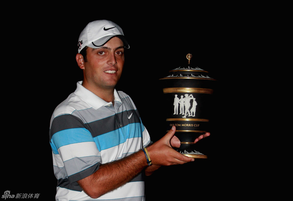 达斯汀·约翰逊在佘山第15洞果岭外切球入洞,射下关键老鹰后,他挥拳怒吼,霸气尽显。