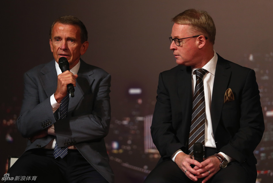 论坛现场全景，座无虚席，全球高尔夫产业精英汇聚一堂，共同聆听舞台上的精彩分享，气氛专注而热烈