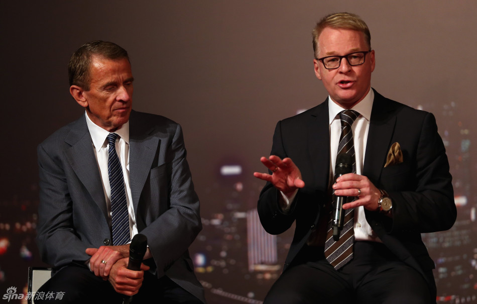 亚巡赛主席奇拉汉在论坛间隙与同行交流，这位昔日的亚洲高球传奇人物，此刻正以管理者的身份为亚洲高尔夫的未来发展倾注心力