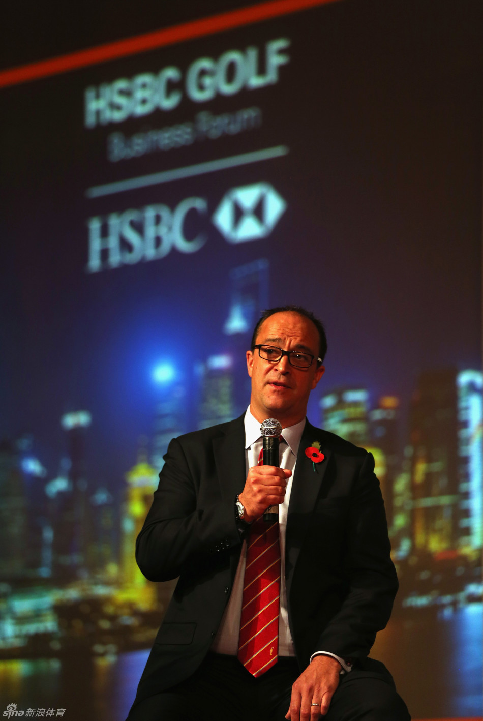 欧巡赛执行总监凯斯·佩利与汇丰集团莫嘉乐在论坛间隙亲切交谈，两人笑容轻松，预示着双方长期稳固的合作伙伴关系