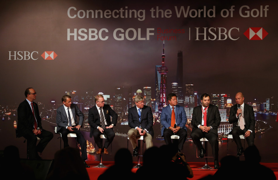 美巡赛专员蒂姆·芬臣在听众席上认真聆听其他嘉宾的演讲，神情专注，展现出行业领袖间的互相学习与尊重