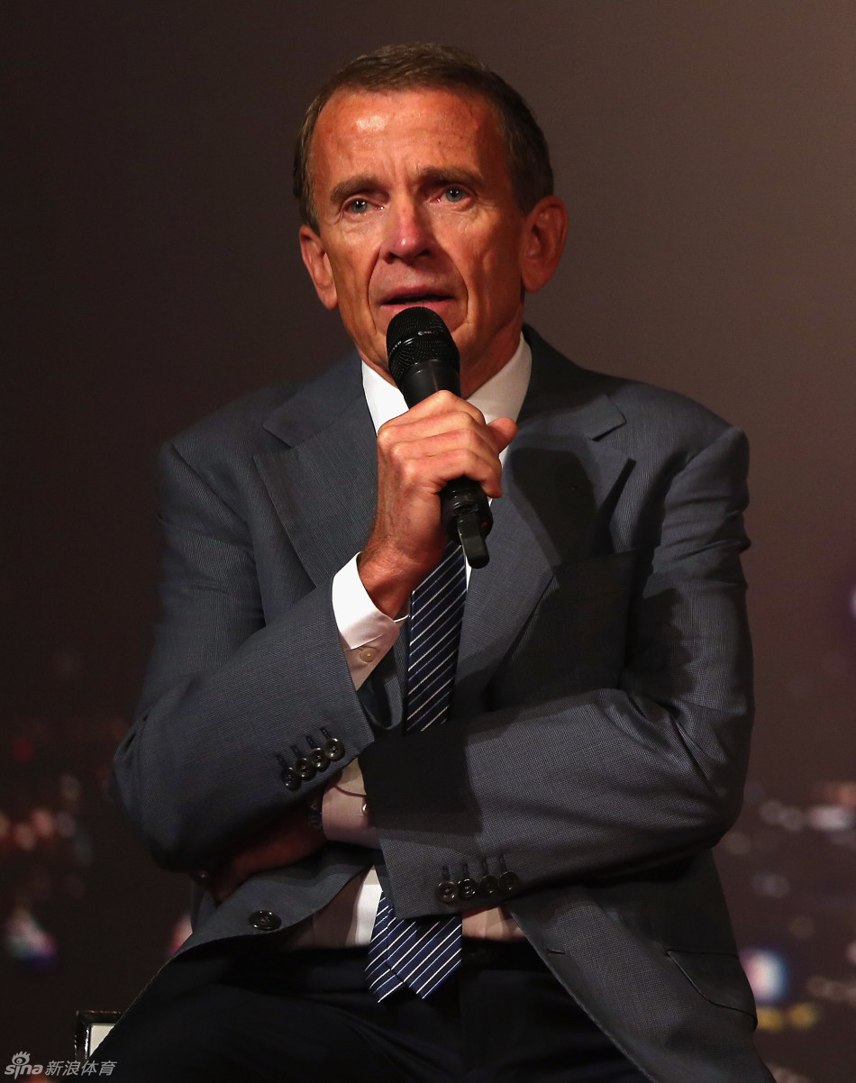 汇丰集团全球赞助及项目总监莫嘉乐在台上宣布重要合作决定，神态自信而坚定，背景板上的汇丰与各大巡回赛标志清晰可见