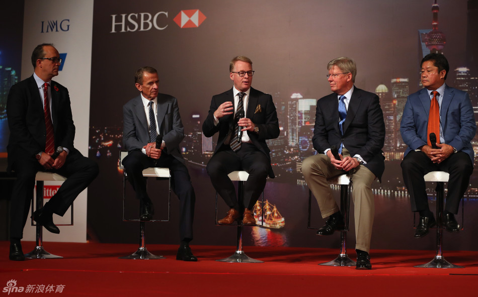 欧巡赛执行总监凯斯·佩利在论坛上专注发言，背后大屏幕显示着高尔夫全球发展的数据与趋势，与会嘉宾凝神聆听