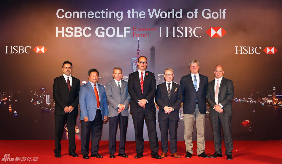 论坛开场前，全球高尔夫组织核心领袖们齐聚一堂进行重要合影，从左至右依次为阿布扎比体育委员会代表、亚巡赛主席奇拉汉、美巡赛专员蒂姆·芬臣、汇丰集团莫嘉乐、欧巡赛执行总监凯斯·佩利、R&A首席执行官马丁·斯朗伯斯及IMG高尔夫负责人，标志着一次跨区域的深度合作