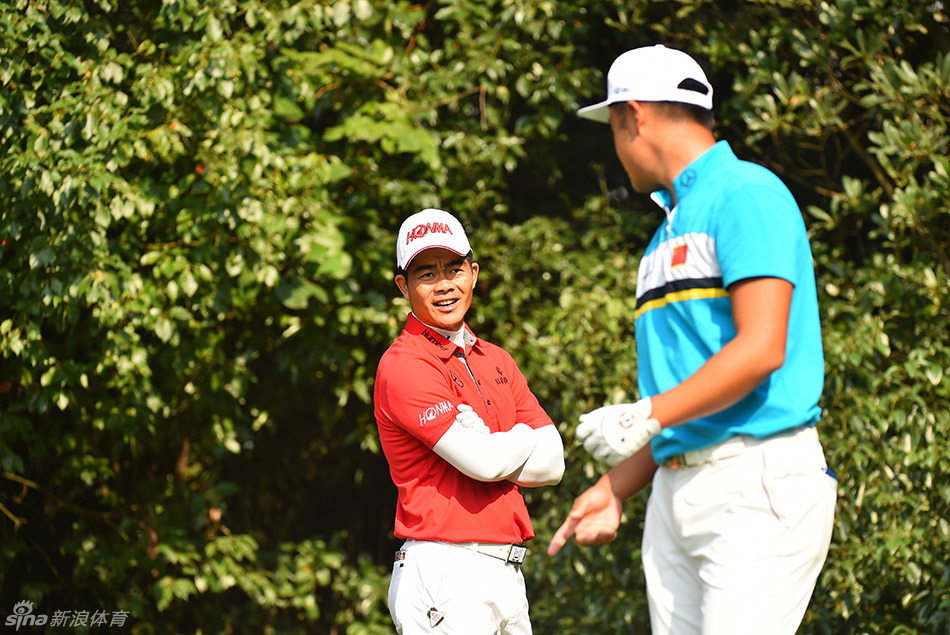 听完指导的曹一与梁文冲相视而笑,两人脸上洋溢着轻松愉快的笑容,展现了亦师亦友的默契情谊。