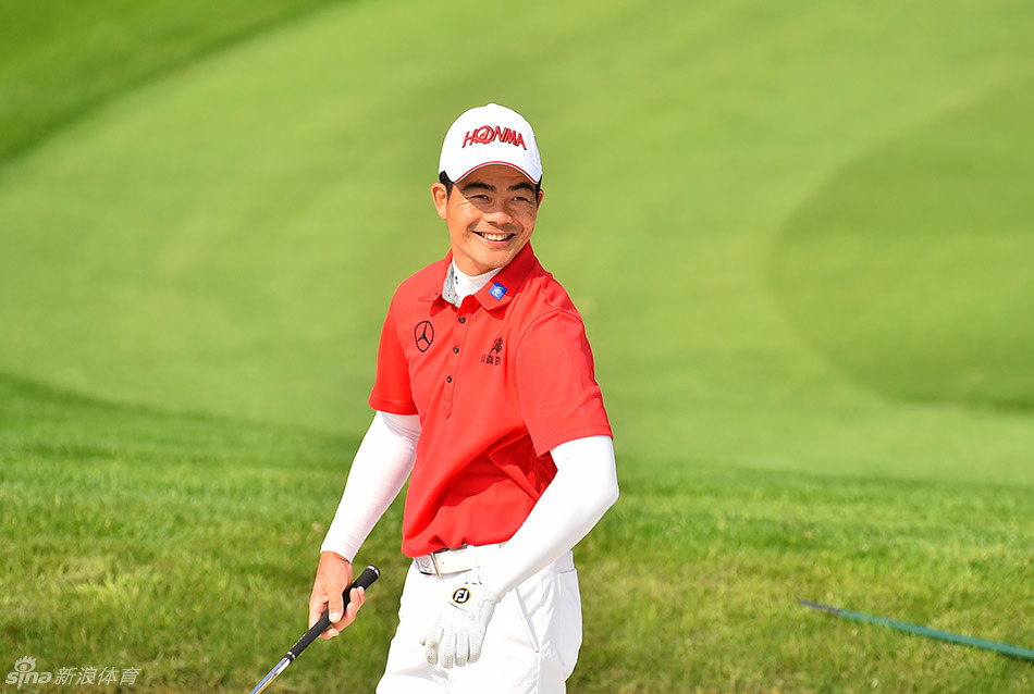 梁文冲站在发球台,神情专注地完成一记漂亮的挥杆,动作流畅而充满力量,彰显着老将风范。