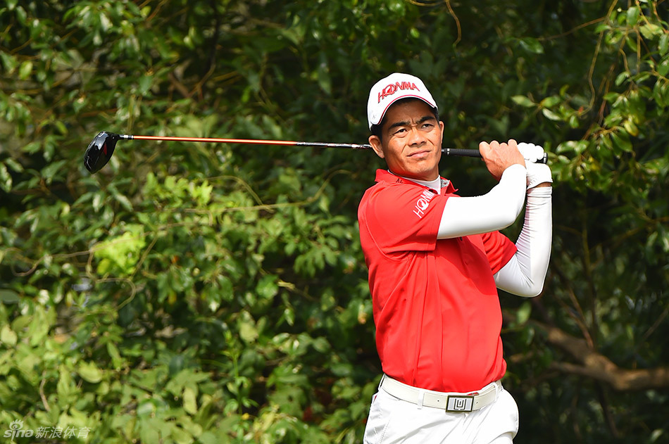 梁文冲在练习果岭边悉心指导曹一,手指远方讲解着球场策略,阳光将两人的身影拉长。