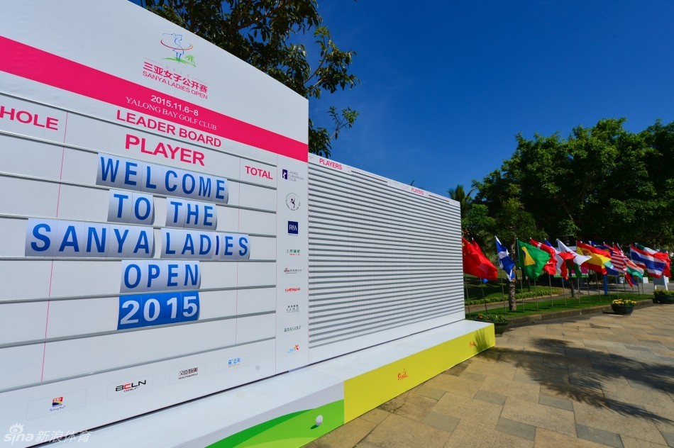 近距离捕捉高尔夫球被推杆击出的瞬间,球在翠绿的果岭草皮上开始滚动,后方是清晰可见的球洞与果岭旗,瞬间凝聚了竞技的张力与期待。