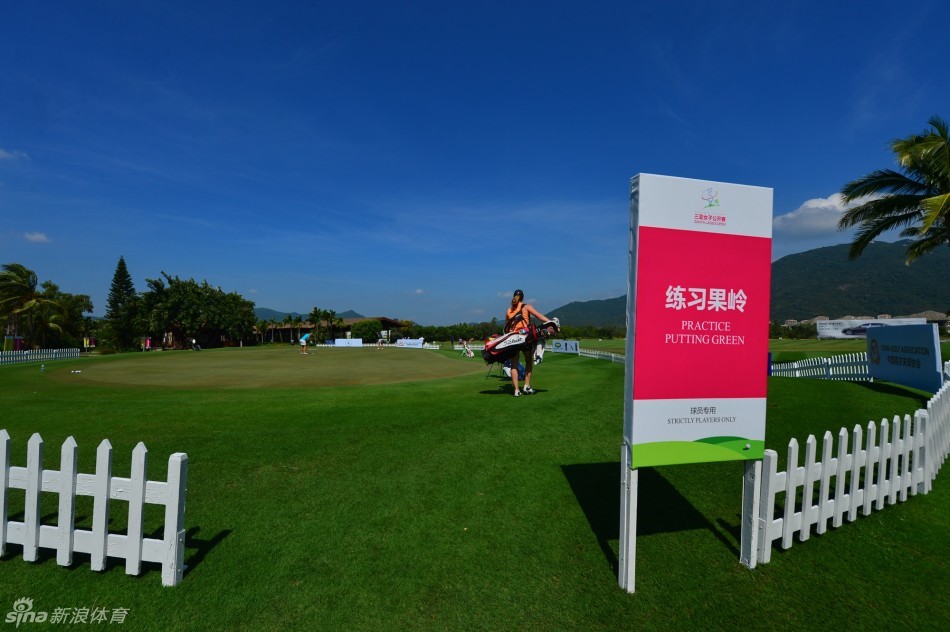 球员在发球台上练习开球，身姿舒展有力，球杆挥出一道完整的圆弧，阳光洒在她的身上，充满了动感与力量之美。