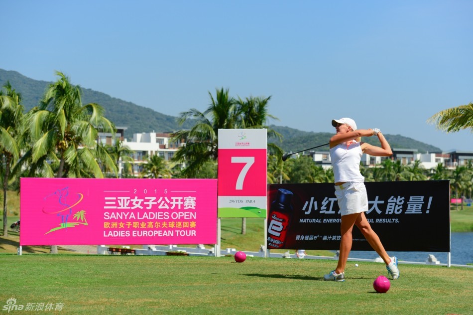 一组球员与球童正在球道上同行,她们边走边交流,背景是高大的椰子树和晴朗的天空,充满了团队协作与漫步自然的闲适感。