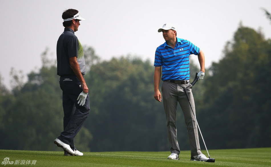 斯皮思开球前凝神静气，宽阔站姿稳如磐石，目光锐利锁定远方目标。