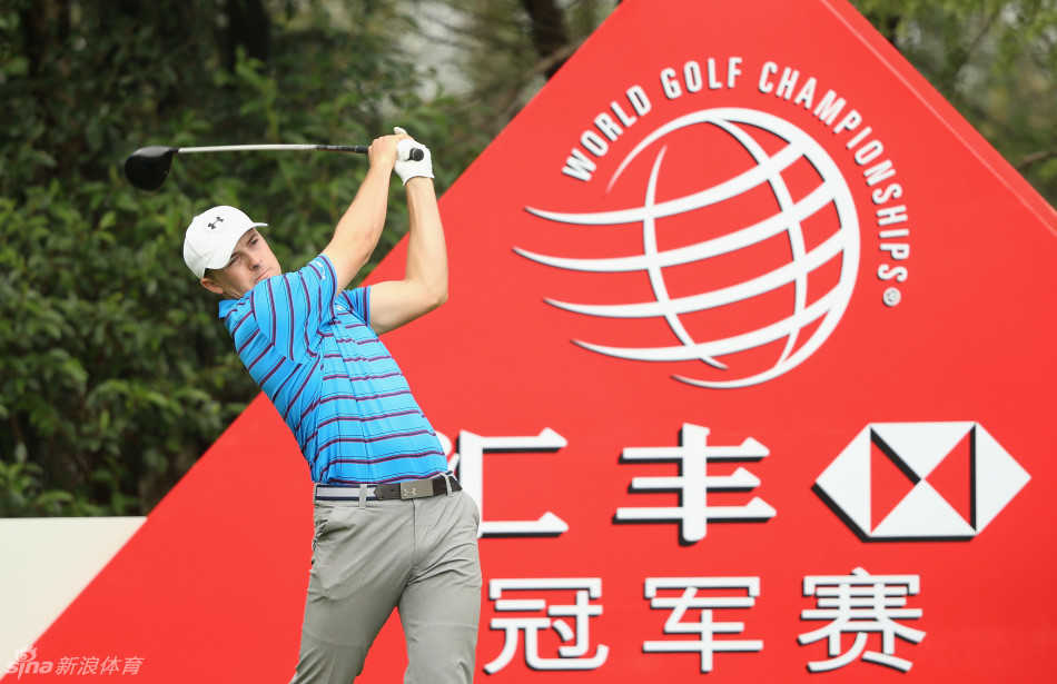 ‘小飞人’下杆瞬间，身体如弹簧释放，杆头迅猛破空击向小白球。