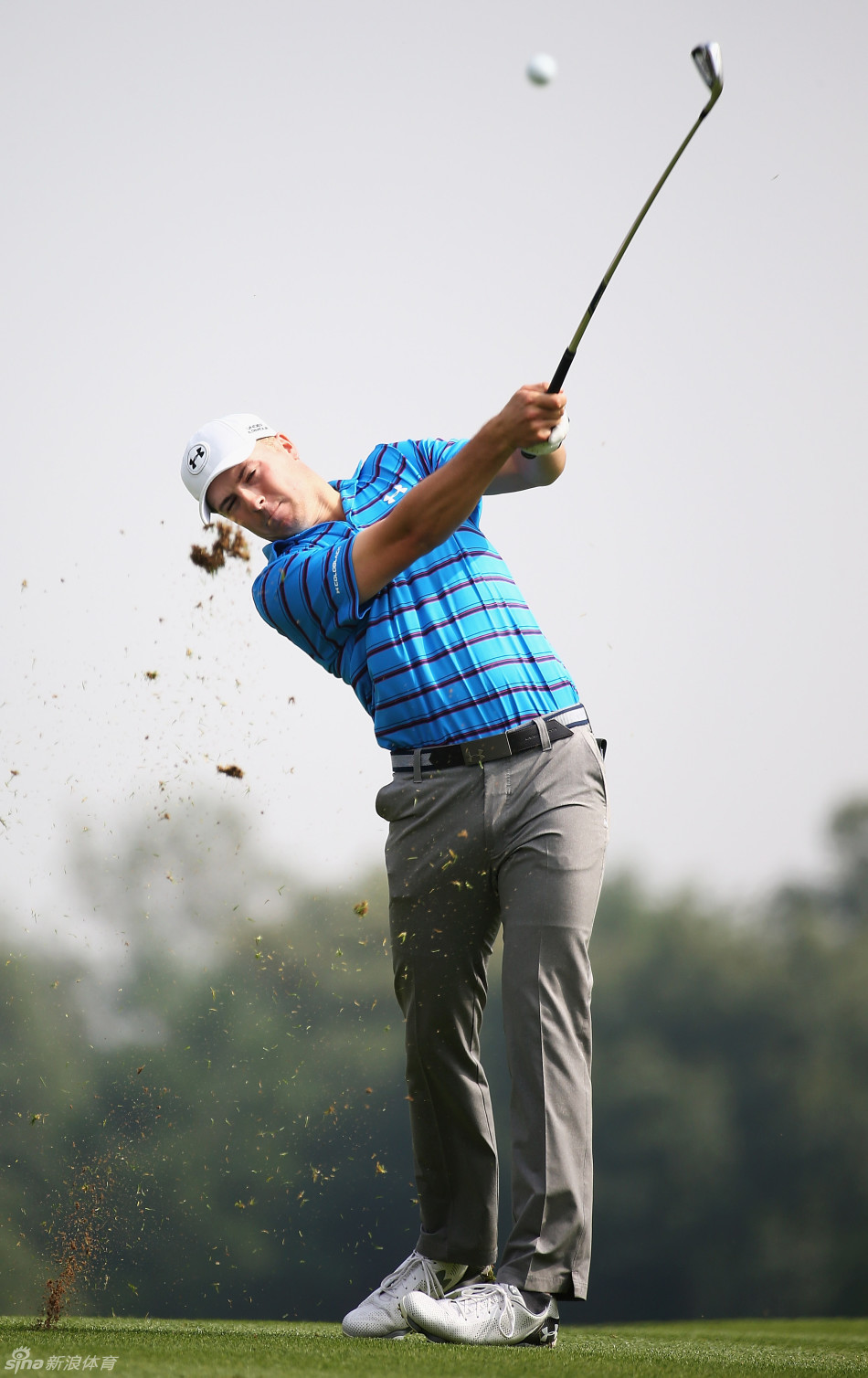 冠军风采：斯皮思在果岭上俯身细致察看推杆线路，眼神中充满计算与决心。